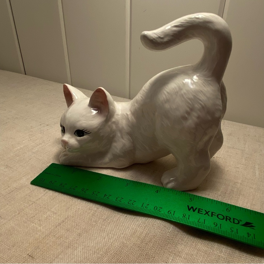 Vintage white cat ceramic long haired kitty blue eyes playful cat crouching - Picture 8 of 16